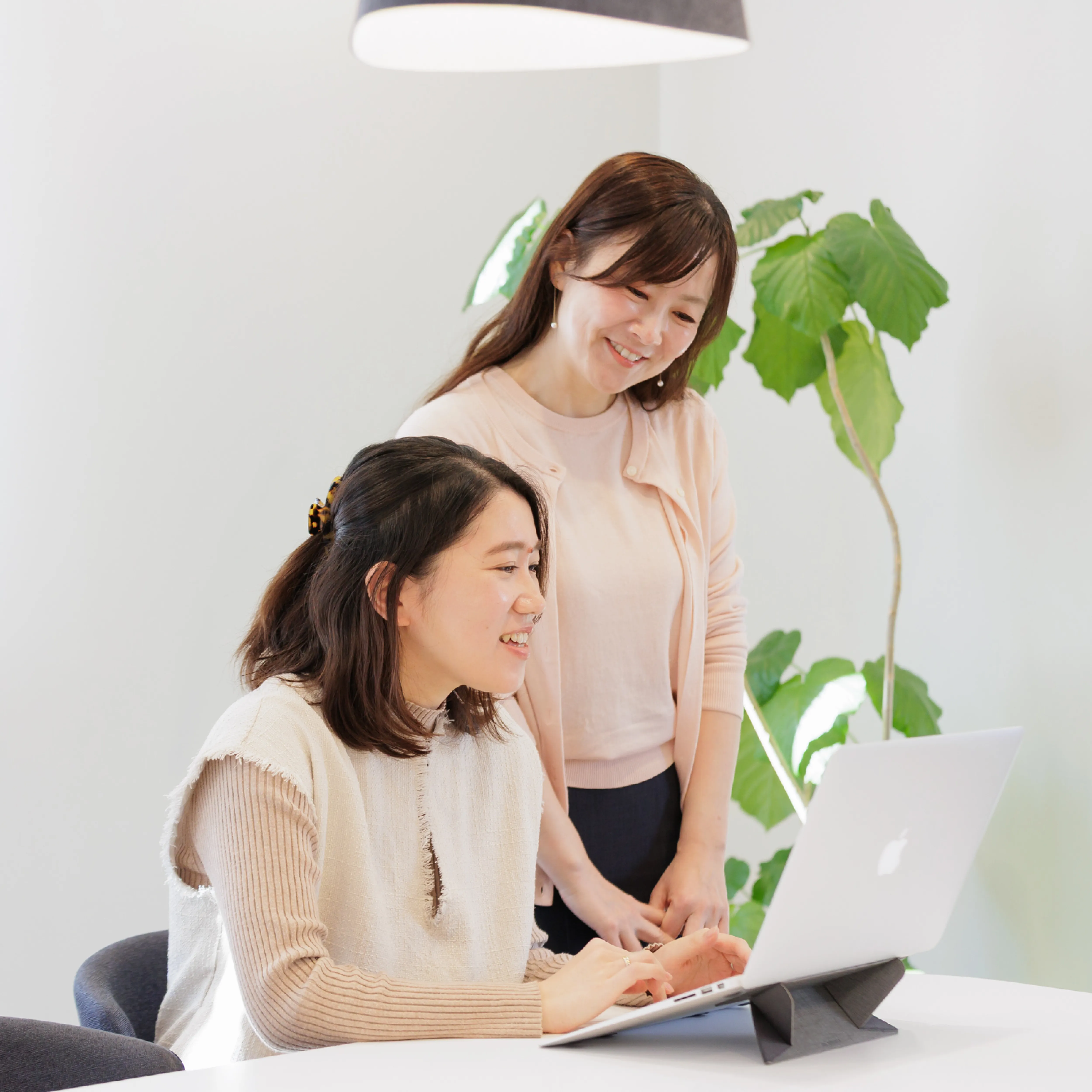 女性と男性が並んで作業をしている様子
