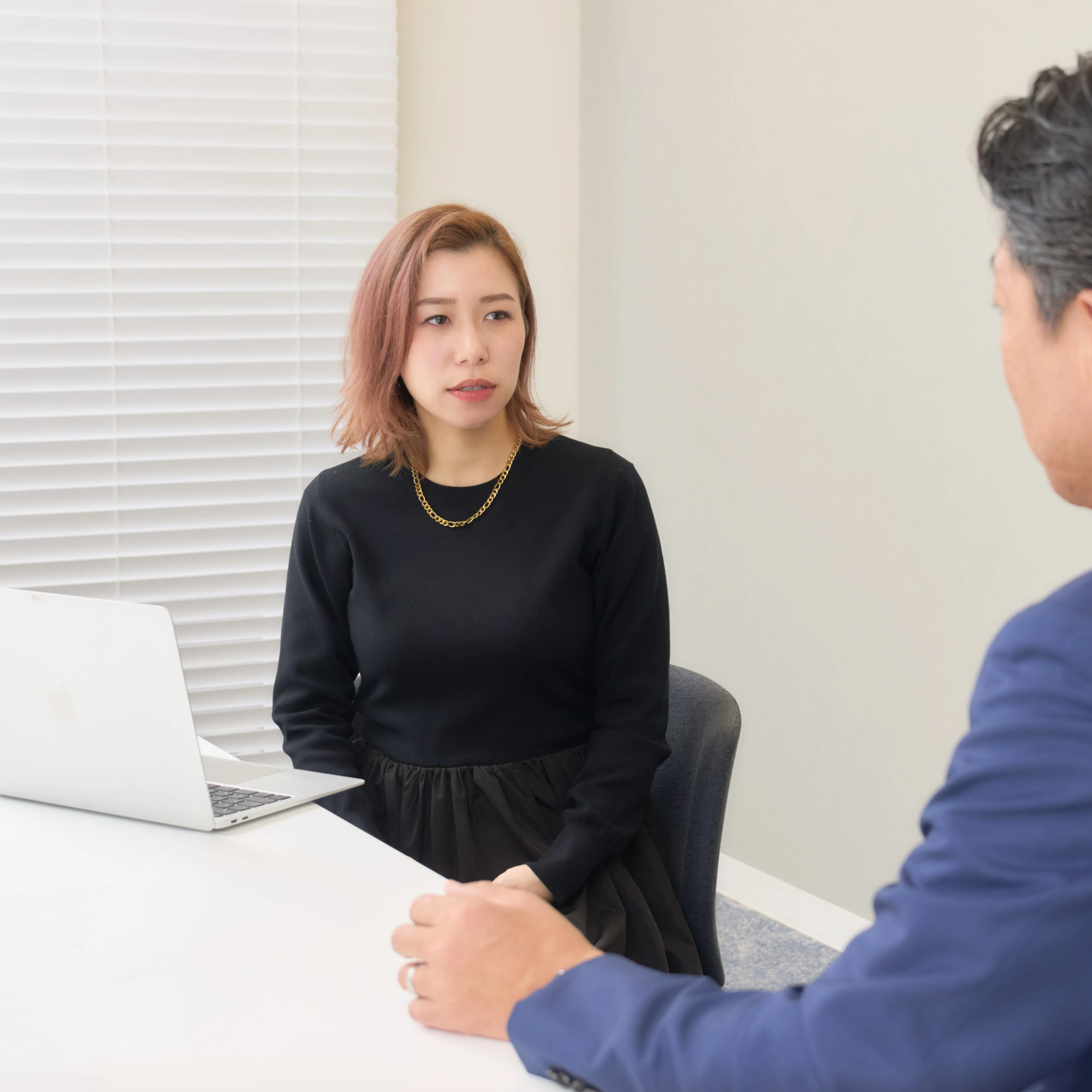 男性1人と女性3人で会議をしている様子