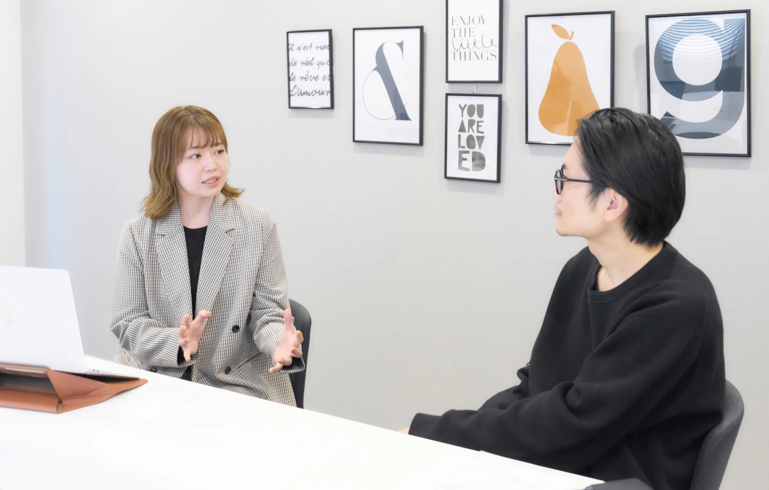 女性3名が話し合っている画像